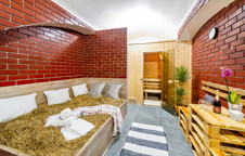 DML_09651.jpg - Soukromá finská sauna + ochlazovací vědra, postel ze slámy, sprcha, šatna.