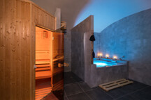 DSC01964-www.jpg - Finská sauna + vířivka + ochlazovací vědra, postel ze slámy, sprcha, šatna.