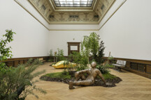 11_GalerieRudolfinum_IvanArgote_RadicalTenderness-2-2.jpg - Iván Argote: Radical Tenderness, pohled do instalace, Antipodo, 2019; Batát, 2017; O našem vztahování, 2018 a 2021 © Galerie Rudolfinum, foto Ondřej Polák