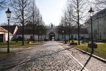 Brevnovskyklaster_predninadvori.jpg - 