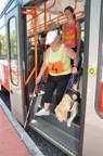mr6-12-326.jpg - Paní Marie s vodící fenkou Kánou při výstupu z tramvaje