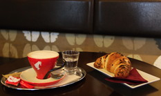 img_4070.jpg - ranní šálek kávy s výborným croissantem