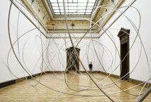 4ANTON1.jpg - Antony Gormley_Pavla Melková, pohled do instalace, Orbit Field (2024). © Galerie Rudolfinum, foto Ondřej Polák