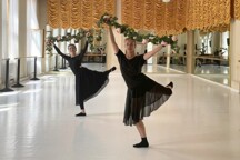 BachDansantzkouskanasale(VeronikaRehbergerovaaBarboraSimovafotoH.Kazarova)vyr.jpg - Bach Dansant, zkouška na sále (Veronika Rehbergerová a Barbora Šímová, foto H. Kazárová)