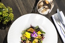 Obcanska-plovarna_Lusteninovy-salat-s-restovanymi-houbami-1360x907.jpg - 