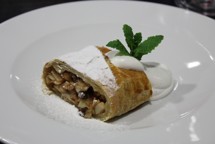 Restaurace_Greyhound_Park_Motol_zavin_prava_slehacka.jpg - Jablkový závin s pravou šlehačkou a snítkou máty.