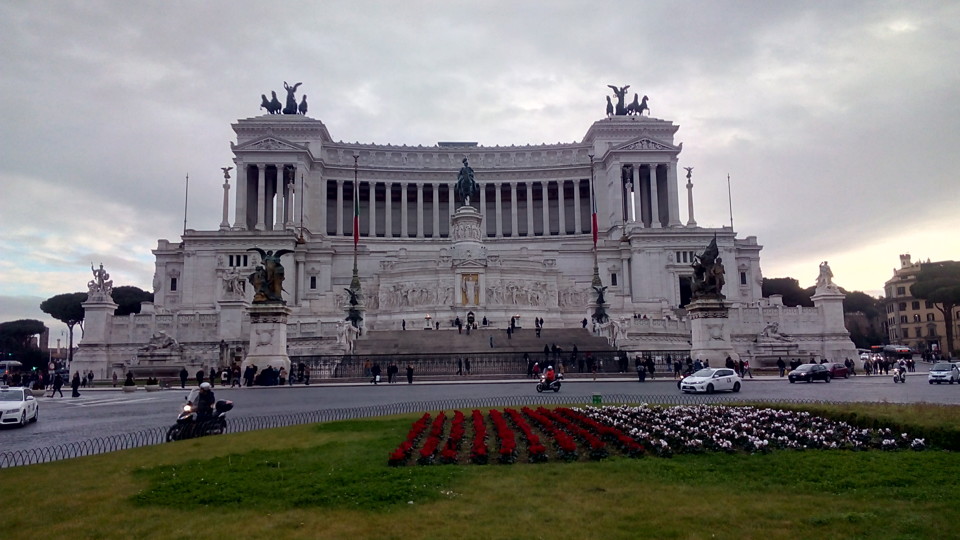 IMG_20160120_155140_1.jpg - Památník Viktora Emanuela II. a kruháč před ním