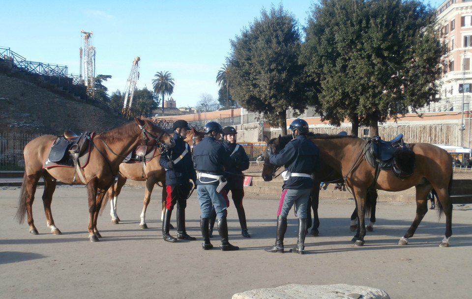 konicci.jpg - O bezpečnost u Kolosea se starají také policisté s koňmi