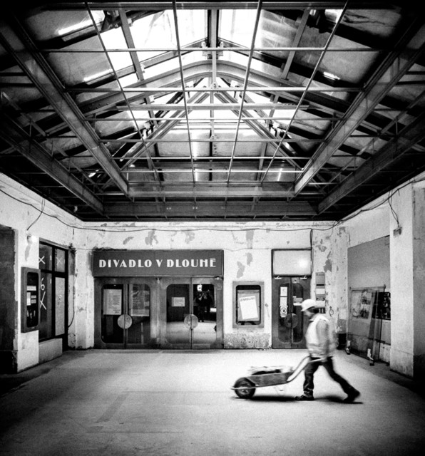 dd-01.jpg - Kolem Divadla v Dlouhé pučí rekonstrukce, ale to, že bude mít Slečna Jairová premiéru v květnu, se vědělo už v červenci.