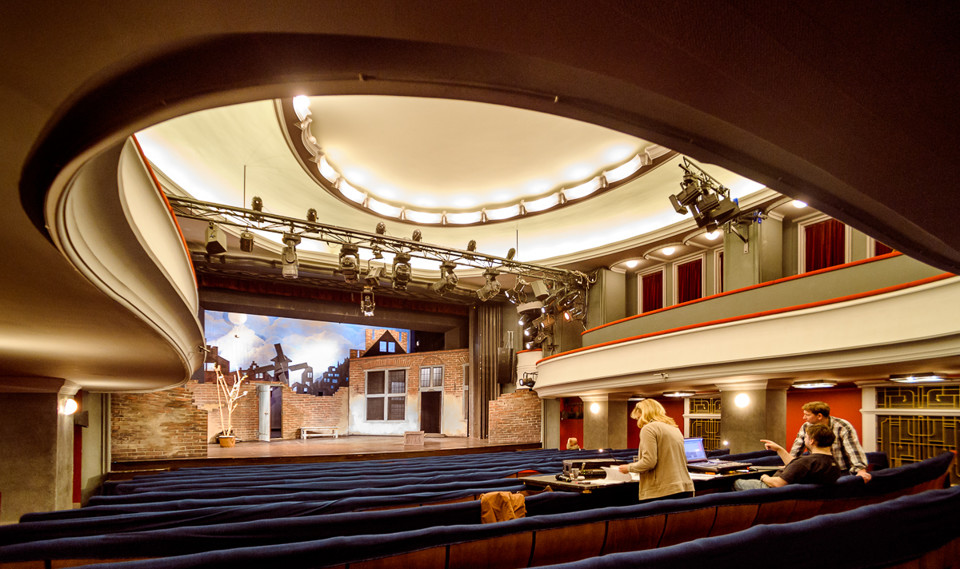 dd-02.jpg - Sedačky se látkou potahují po každém představení. I na zkouškách zůstávají překryté. Teď se tady hrozně práší.