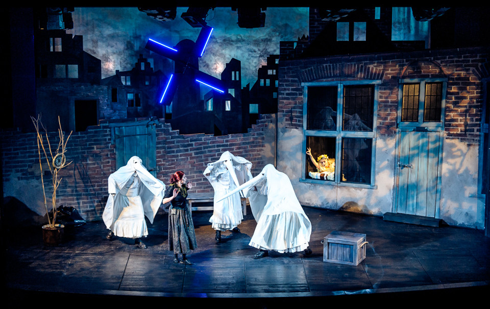 dd-06.jpg - Po tzv. čtených zkouškách následují 3 hlavní zkoušky, kde se lepí dohromady všechny kousky hry - kostýmy, kulisy, režie, světla i hudba. Generální zkoušky jsou taky tři a už by se mělo trénovat vše od začátku dokonce.