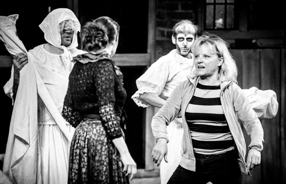 dd-08.jpg - Paní režisérka neváhá hru zastavit, když není spokojená, když akty časově nenavazují nebo když někomu vypadne text.