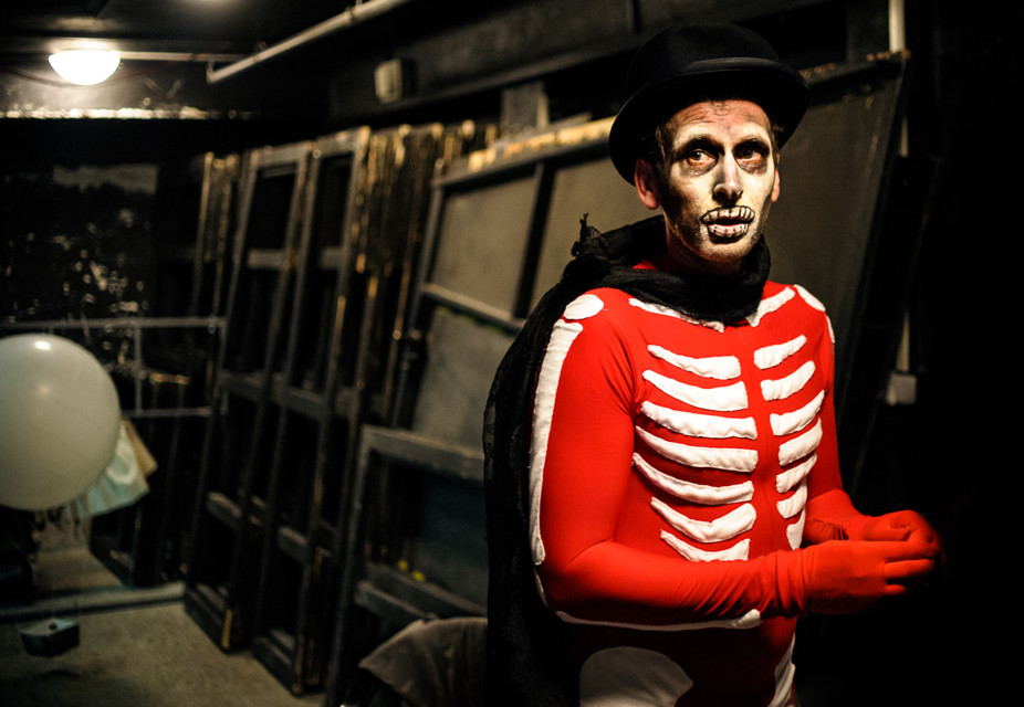 dd-09.jpg - Kostýmy se šijí i kupují ve stylových obchodech i na internetu. Dokonce i punčocháče nebo pánské spodky jsou erární!