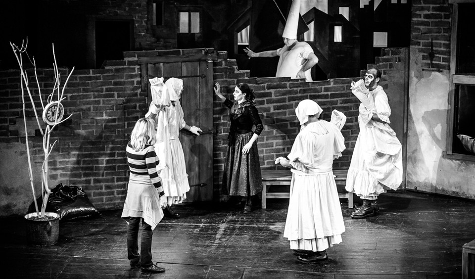 dd-11.jpg - Lenka Veliká hraje paní Jairovou a už na zkoušce byla impozantní.