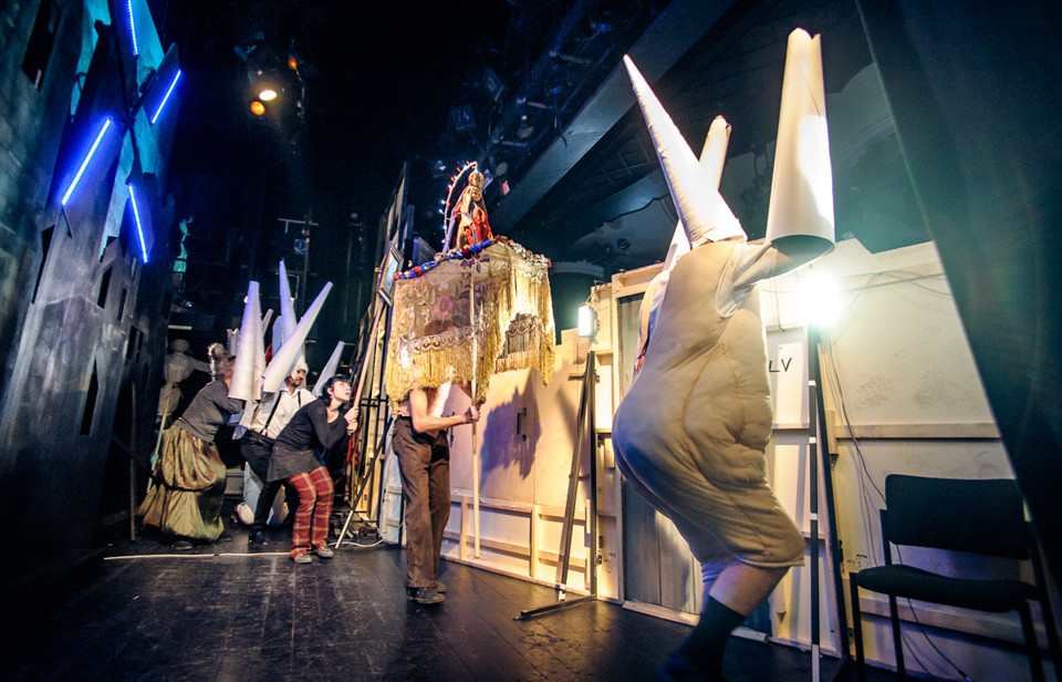 dd-21.jpg - Takhle vypadá masopustní průvod zezadu.