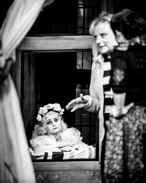 dd-22.jpg - V divadle si skoro všichni tykají. Když potřebují pauzu nebo se občerstvit, nemusí se nutně odličovat - můžou zajít do privátního divadelního klubu, kde je nikdo neuvidí.