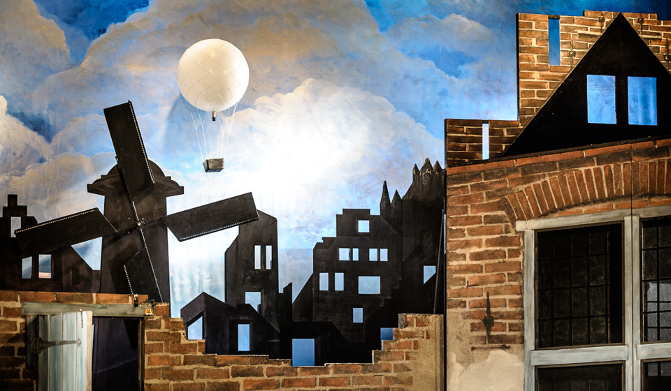 dd-23.jpg - Kulisy už nikdo bourat nebude, a tak stojí na pódiu od pondělí až do premiéry. Když soubor jede hrát do jiného města, sbalí je všechny. Představení musí vypadat naprosto přesně jako doma.