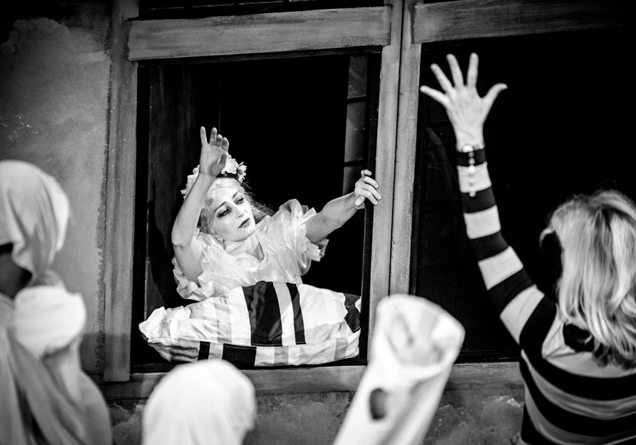 dd-24.jpg - Na zkouškách je prý většinou legrace, ale při zkoušení vážných scén do smíchu nikomu moc není...