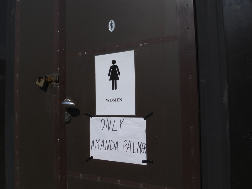 IMG_1208.jpg - Jen ženské? Ne, jen Amanda Palmer má v backstage svůj vlastní záchod.