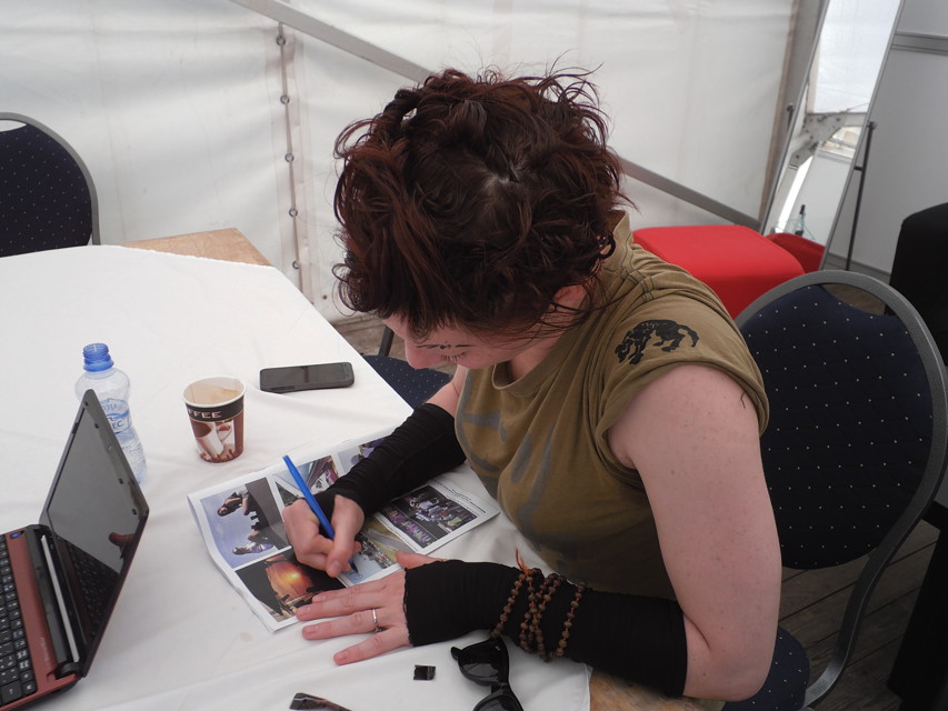 IMG_1212.jpg - "Napíšu ti tady název klipu, který jsem s kámošem Davidem natočila během jednoho dne v Praze!"