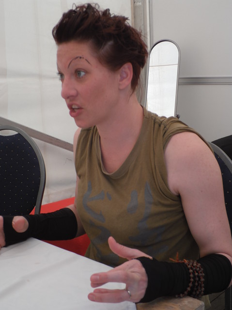 IMG_1219.jpg - "Musim se přiznat, že mě bolí hlava a nejspíš na mě leze chřipka. Ale nebudu tady přece jen tak sedět a stěžovat si!"