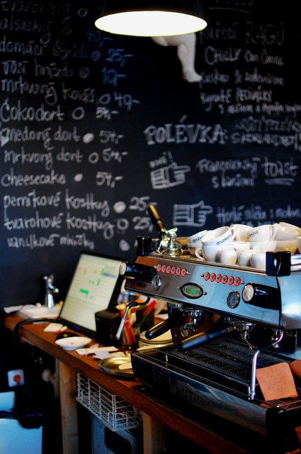 Periferi-kavarna.jpg - Interiér kavárny Periferie (zdroj: Michaela Koklesová)