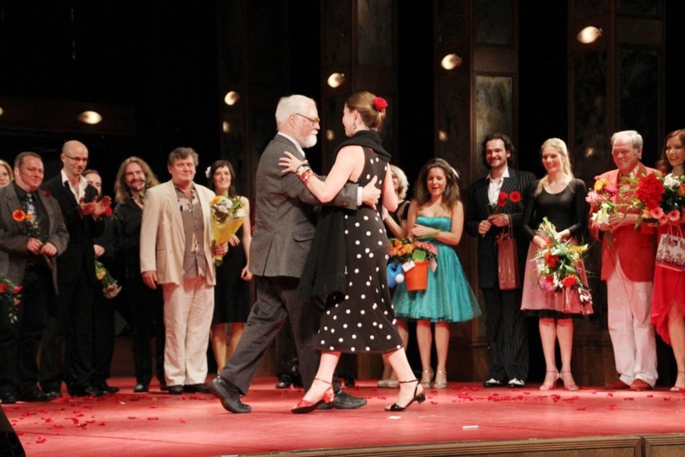 PremieraDrzmepevnemilujmezlehka_R.Fulghumsmanzelkou.jpg - 