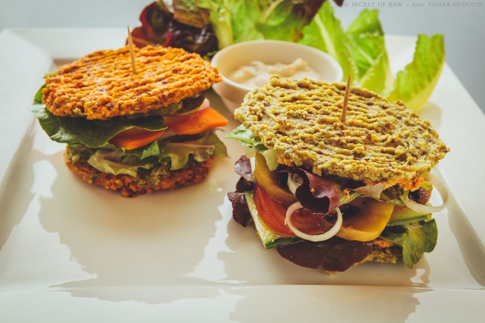 burgercombo.jpg - Burger combo = Sunburger + Greenburger (dva burgery na jednom talíři, čerstvý listový salát, kešu tatarka)