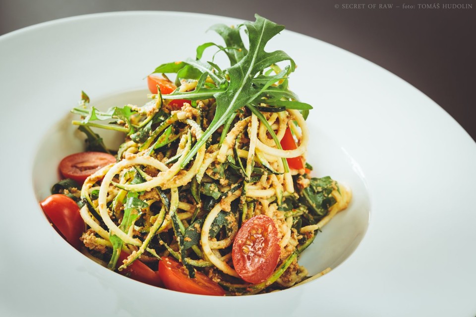 cuketovespagetysrajcaty.jpg - Cuketové špagety s rajčaty a avokádovým dipem