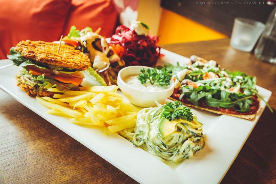 degustakpro2.jpg - Degustační talíř pro 2 osoby (2x ½ sunburger s hranolky a tatarkou, cuketové špagety s avokádovým dipem,  fajitas, ¼ pizzy, mini quiche s marinovanými rajčaty)