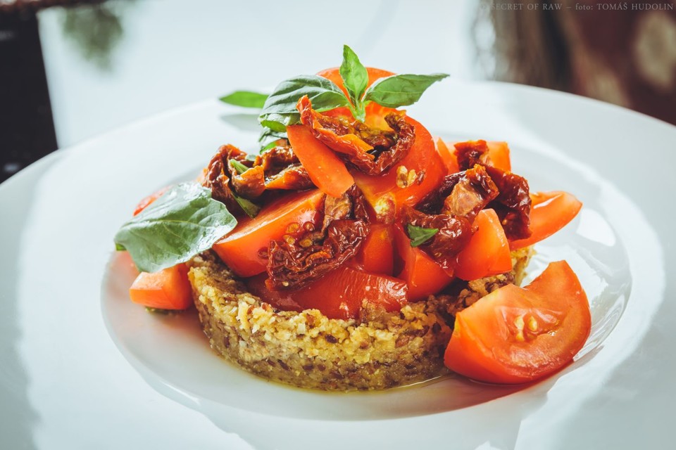 orechovyquiche(2).jpg - Ořechový quiche s marinovanými rajčaty (kešu, lněné semínko, italské koření, sušená rajčata, rajčata, čerstvá bazalka)