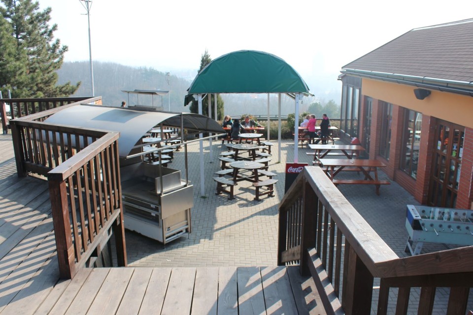 GrillBobovka.jpg - Grilování v Restauraci Bobová dráha (foto: Petr Ryska)