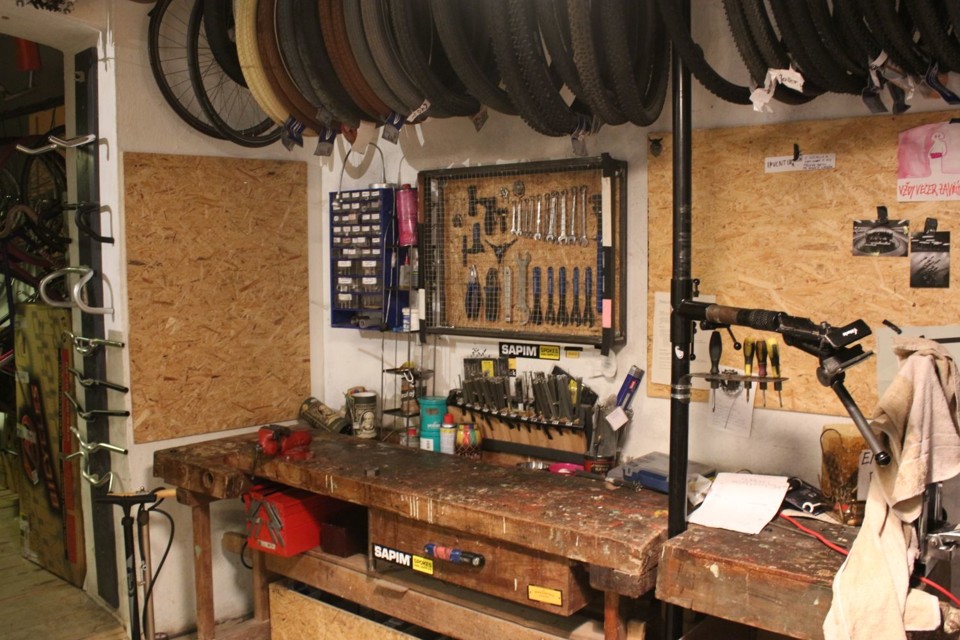 Bajkazyl-dilna.jpg - Dílna v Bajazylu, kde si můžete opravit kolo (foto: Petr Ryska)