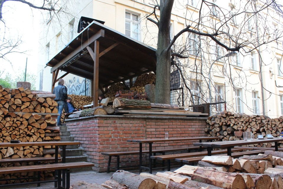 UVystrelenehoOka-podium.jpg - Zahrádky hospody U Vystřeleného oka (foto: Petr Ryska)