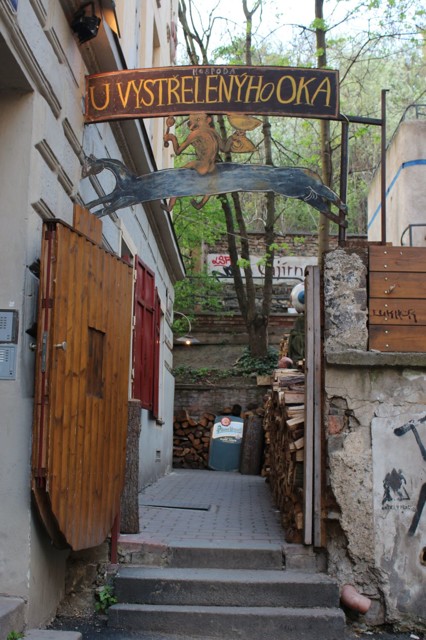 UVystrelenehoOka-vstup.jpg - Vchod U Vystřeleného oka (foto: Petr Ryska)