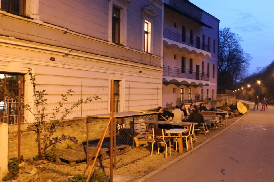 zahradkaBajkazylunain-line-draze.jpg - Zahrádka Bajkazylu u cyklistické trati (foto: Petr Ryska)