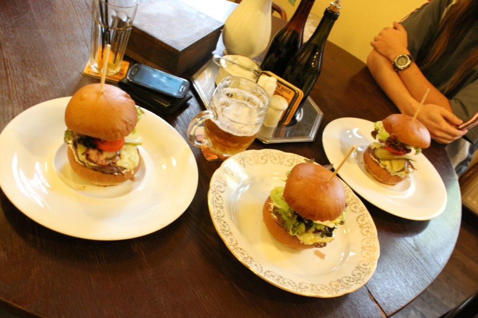 BurgeryvPetersBurgerPub.jpg - Hamburgery v Peter's Burger Pubu (foto: Petr Ryska)
