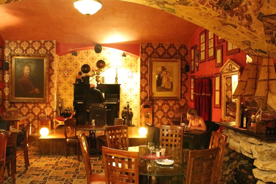 Charlestonsklaviristou.jpg - Klavírista v restauraci Charleston (foto: Petr Ryska)