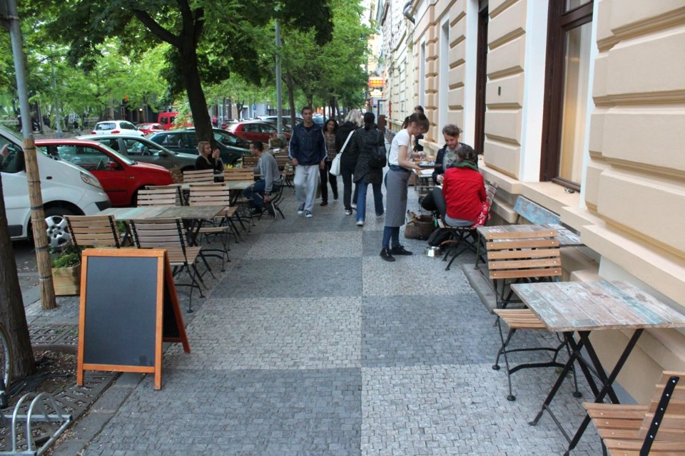 KarlinskapromenadanaKrizikovepredMymsalkemkavy.jpg - Karlínská promenáda před Mým šálkem kávy (foto: Petr Ryska)