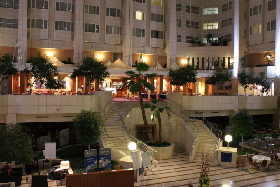 PrichoddoCloud9jepresdvoranuHiltonu.jpg - Příchod do baru Cloud 9 je přes dvoranu hotelu Hilton (foto: Petr Ryska)