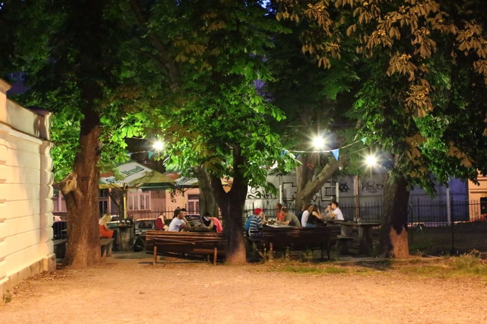 Nadrazka-zahradapodstromy.jpg - Zahrádka pod stromy Dejvické Nádražky (foto: Petr Ryska)