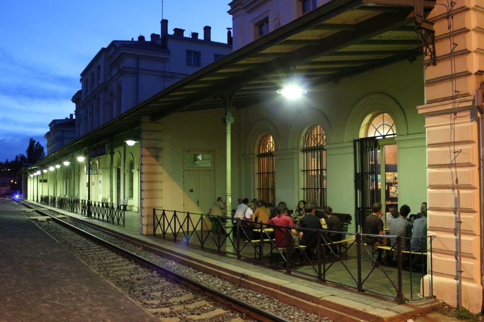 Nadrazkaposezeninanastupisti.jpg - Posezení na nástupišti Dejvické Nádražky (foto: Petr Ryska)