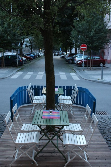 Nenasytaposezeniustromy.jpg - Posezení pod stromy u Nenasyty (foto: Petr Ryska)