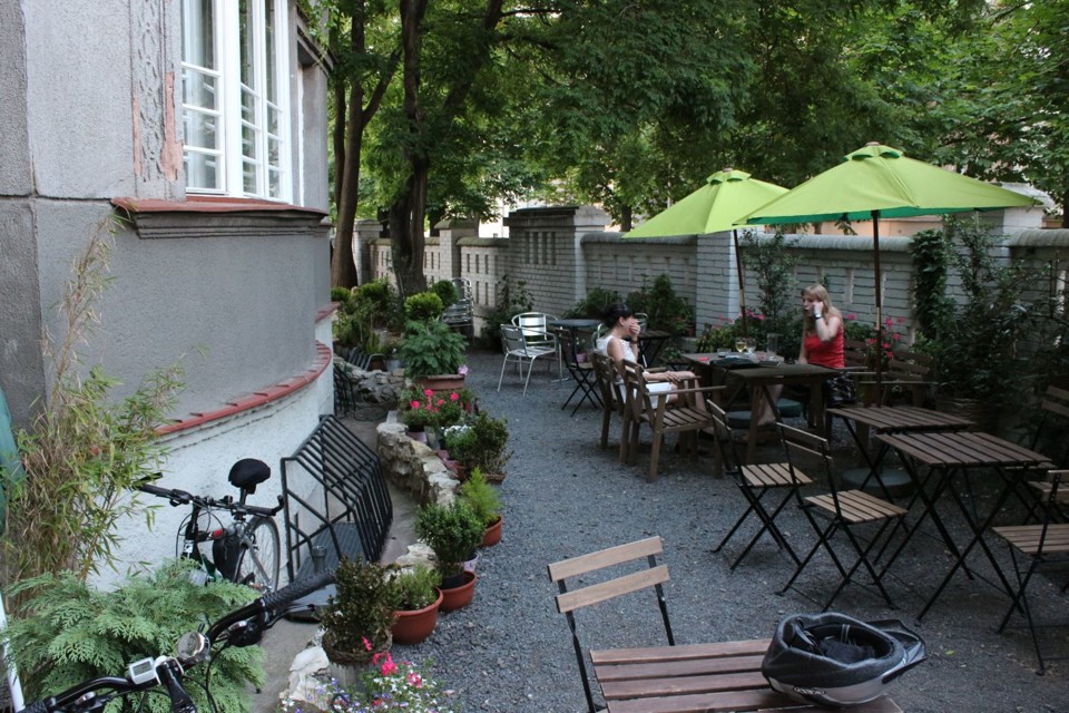 Potrva-zahrada.jpg - Zahrádka kavárny Potrvá (foto: Petr Ryska)