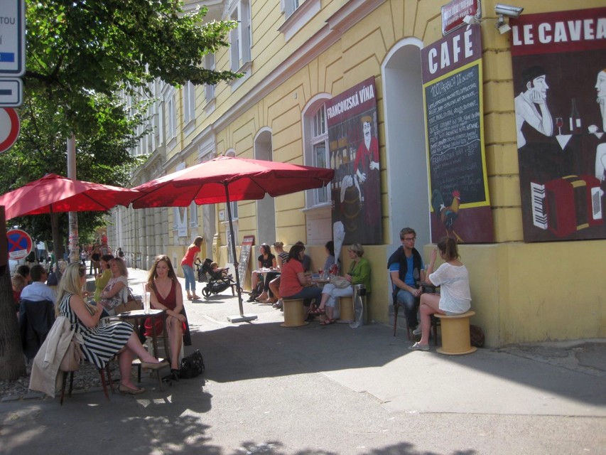CafeleCaveau.jpg - Cafe le Caveau (foto: Petr Ryska)