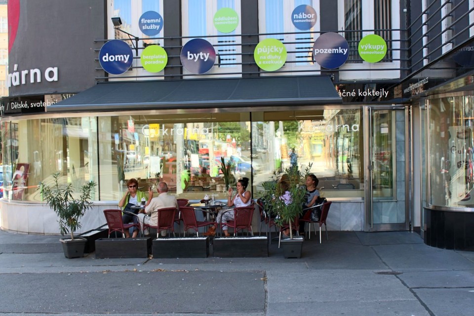 Erhartovacukrarnaexterier.jpg - Erhartova cukrárna (foto: Petr Ryska)