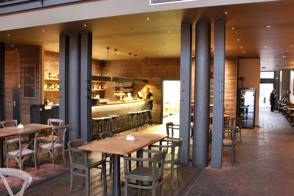 Avion58interier2.jpg - Interiér restaurace Avion 58 (foto: Petr Ryska)