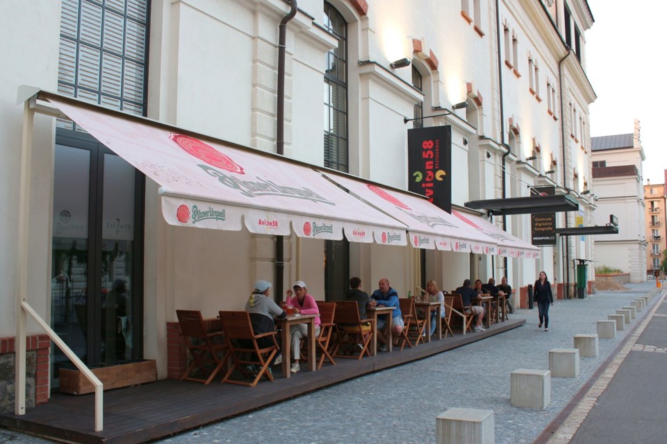 Avion58vpivovare.jpg - Restaurace Avion 58 v budově Prvního pražského měšťanského pivovaru (foto: Petr Ryska)