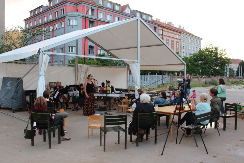 Koncertvramciurbangardeningu.jpg - Koncert v rámci urban gardeningu (foto: Petr Ryska)