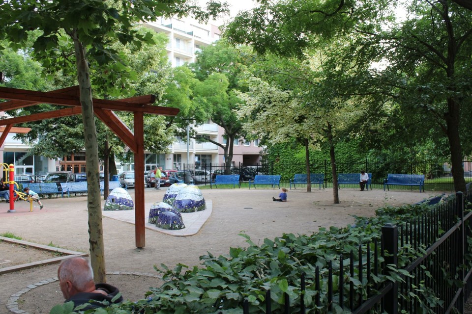 NamestickonaTusarovedetskehriste.jpg - Dětské hřiště na Tusarově (foto: Petr Ryska)